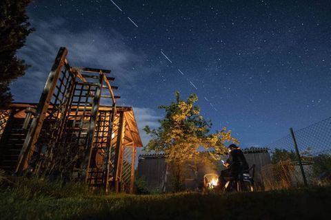 Es wird voll am Nachthimmel: Immer mehr Satelliten ziehen ihre Bahnen um die Erde – hier: die von Starlink.