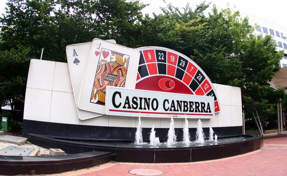 Die Australier haben 2019 mehr als 18 Mrd. Dollar im Glücksspiel gelassen – bevorzugt in Lotterien und Rubbelartikeln. Nach Umfragen spielen 70 Prozent der Erwachsenen mindestens einmal im Jahr. Der Markt wurde zuletzt von Ermittlungen rund um den Casino-Betreiber Crown Resorts erschüttert, dem unter anderem Geldwäsche mithilfe von Spielautomaten nachgewiesen wurde. Die Aufsichtsbehörde entzog dem Anbieter auch die Lizenz für das Barangaroo Casino in Sydney, einem für VIP-Spieler reservierten neuen Prestigeprojekt. Insgesamt weist vieles darauf hin, dass Kriminelle zum Geldwaschen zunehmend die in Australien Pokies genannten Spielautomaten missbrauchen.