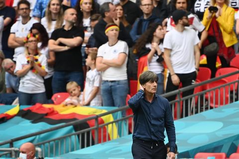 Bundestrainer Joachim Löw während des verlorenen Achtelfinalspiels gegen England