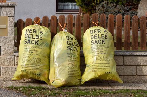 146 der insgesamt 609 Kilogramm Siedlungsabfall pro Kopf entfielen 2019 den Angaben zufolge auf wiederverwertbare Wertstoffe von privaten Haushalten. Insgesamt wurden demnach 12,1 Millionen Tonnen an Kunststoffabfällen, gemischte Verpackungen, Papier und Glas fürs Recycling gesammelt. Die meisten Wertstoffe kamen in Rheinland-Pfalz (168 Kilogramm), Niedersachsen (165 Kilogramm) und Baden-Württemberg (164 Kilogramm) zusammen. Schlusslichter waren die Stadtstaaten Berlin (107 Kilogramm) sowie Hamburg und Bremen (jeweils 117 Kilogramm).