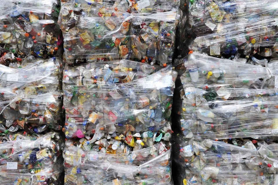 Der Umstand, dass Kunststoffabfälle exportiert werden, lässt so manchen Verbraucher am ökologischen Nutzen der Wertstoff-Mülltrenung zweifeln. Deutschland ist EU-weit der größte Exporteur von Kunststoffabfällen. Laut vorläufigen Zahlen exportierte Deutschland 2020 knapp 1,1 Millionen Tonnen Kunststoffmüll, wie das Statistische Bundesamt mitteilte. Das waren acht Prozent weniger als im Vergleich zum Vorjahr. Verglichen mit den Mengen von vor zehn Jahren lag der Export um ein Drittel niedriger. In der EU-Rangliste der größten Exporteure von Kunststoffabfällen folgten Belgien (476.100 Tonnen), die Niederlande (389.900 Tonnen), Frankreich (385.600 Tonnen) und Italien (206.100 Tonnen).