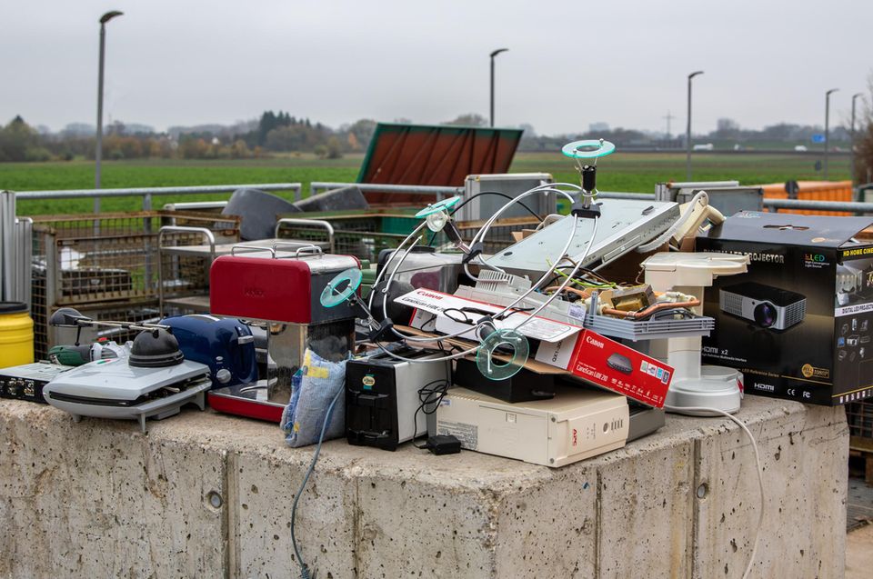 Beim Elektroschrott liegt Deutschland hingegen in der EU im Mittelfeld. „In den 27 EU-Staaten wanderten 2018 rund vier Millionen Tonnen ausgedienter Elektro- und Elektronikgeräte in den Müll. Das entsprach rund 8,9 Kilogramm pro Person“, teilte das Statistische Bundesamt im Juni 2021 mit. Deutschland kam auf durchschnittlich 10,3 Kilogramm pro Einwohner. EU-Spitzenreiter waren Schweden (14,2 Kilogramm), Österreich (13,2 Kilogramm) und Irland (12,9 Kilogramm). Das Schlusslicht bildete hier wie schon beim Siedlungsabfall Rumänien. Es kam zuletzt auf gerade einmal 2,4 Kilogramm Elektroschrott pro Einwohner (die letzten verfügbaren Daten stammen von 2016).