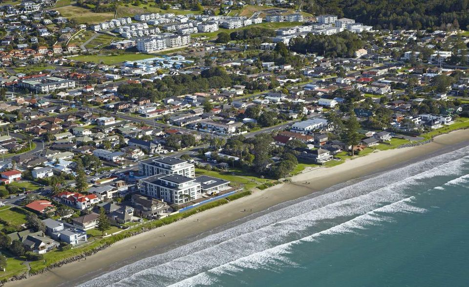 In Neuseeland zogen die Immobilienpreise 2020 um mehr als ein Fünftel (22,1 Prozent) an, inflationsbereinigt immerhin noch um knapp 18 Prozent. Besonders nachgefragt sind Immobilien in Auckland. Rund ein Drittel aller Immobilienverkäufe entfallen auf die Hafenstadt im Norden des Landes. Das macht sich auch preislich bemerkbar, mit einem durchschnittlichen Kaufpreis von knapp 740.000 Dollar sind Wohnimmobilien dort im landesweiten Vergleich am teuersten. Trotz der Pandemie blieb die Nachfrage an Wohneigentum groß. Die Folge: Allein im Dezember 2020 stiegen die Immobilienkäufe um mehr als ein Drittel, das Immobilienangebot verringerte sich dagegen um 29 Prozent. Die Zahl an fertiggestellten Neubauten stieg um drei Prozent an.