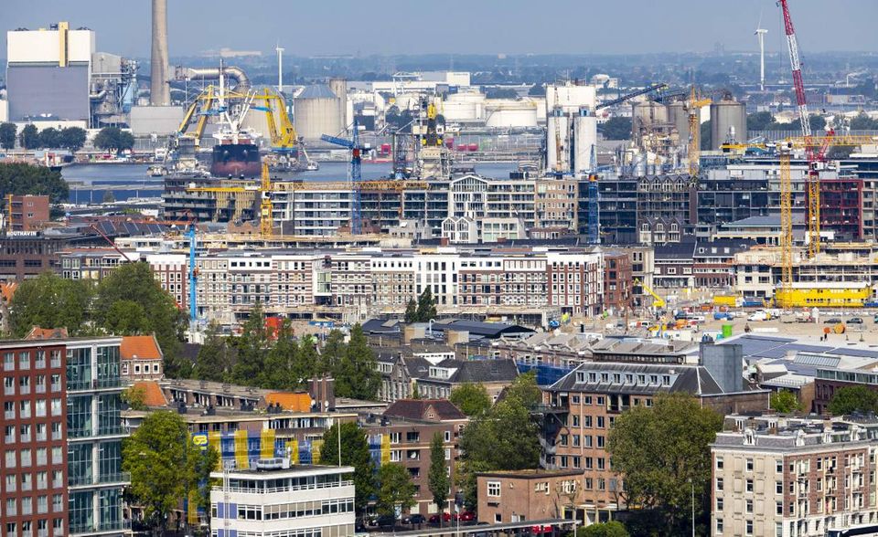 Wer im Frühjahr 2021 eine Immobilie in den Niederlanden kaufen wollte, musste durchschnittlich rund 334.500 Euro hinblättern. Seit 2014 sind die Hauspreise damit um mehr als die Hälfte gestiegen. Allein für 2020 wurde ein Preisanstieg von 11,3 Prozent registriert. Die Immobilienverkäufe zogen im vergangenen Jahr ebenfalls um knapp acht Prozent an, das Angebot an Neubauten wuchs dagegen nur um mehr als drei Prozent. Auch für 2021 rechnen Beobachter der niederländischen Rabobank mit einem weiteren Preissprung von acht Prozent.