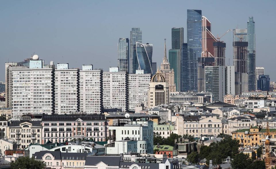 Verglichen mit dem Vorjahreswert zogen die russischen Immobilienpreise um 11,1 Prozent an. In Metropolen wie Moskau und St. Petersburg fiel der Anstieg noch deutlich stärker aus. Während die Preise für Wohneigentum in der Hauptstadt um 16 Prozent zulegten, mussten Hauskäufer in St. Petersburg im vergangenen Jahr rund ein Fünftel mehr bezahlen als noch 2019. Auch die Nachfrage nach Wohneigentum zog an. Neben den günstigen Finanzierungsmöglichkeiten durch die Niedrigzinsen, sind dabei auch viele wohlhabende Russen als Investoren an den heimischen Immobilienmarkt zurückgekehrt.