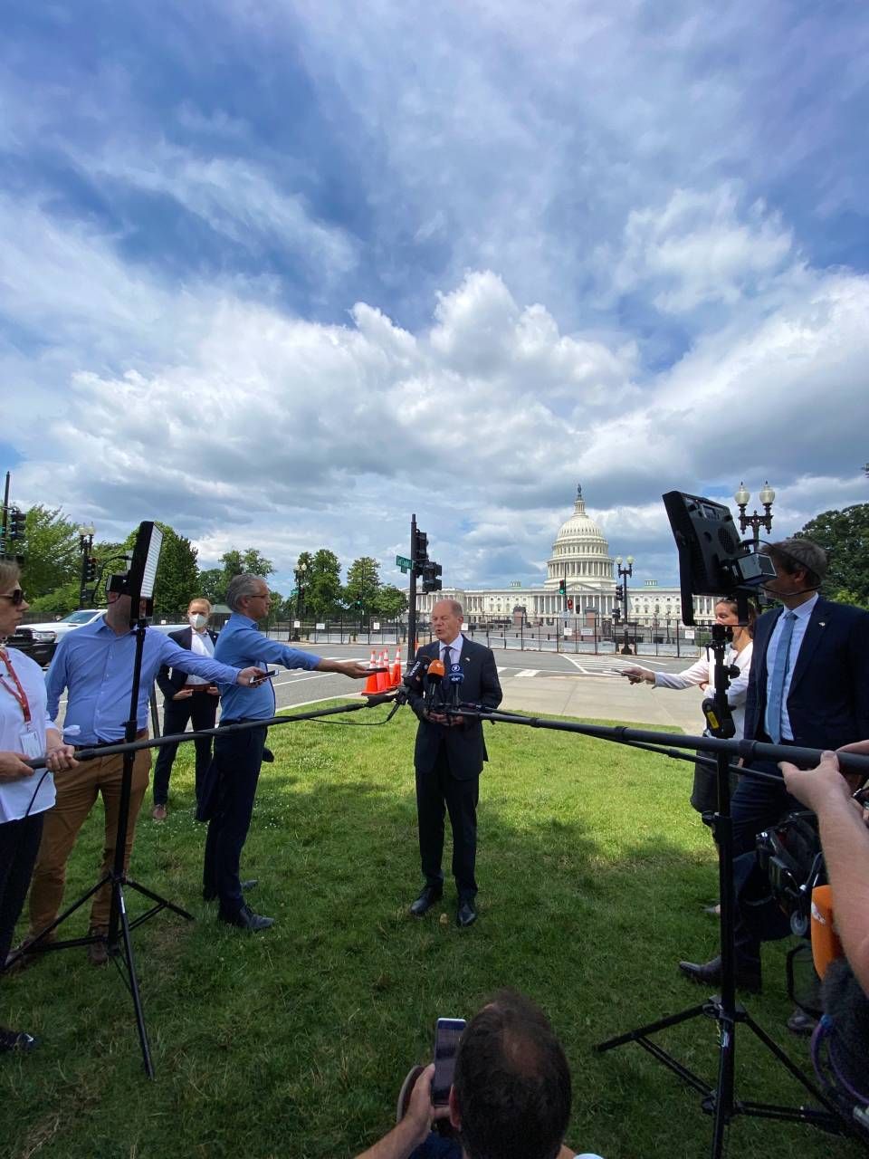 Olaf Scholz vor dem bzw. hinter dem Kapitol in Washington