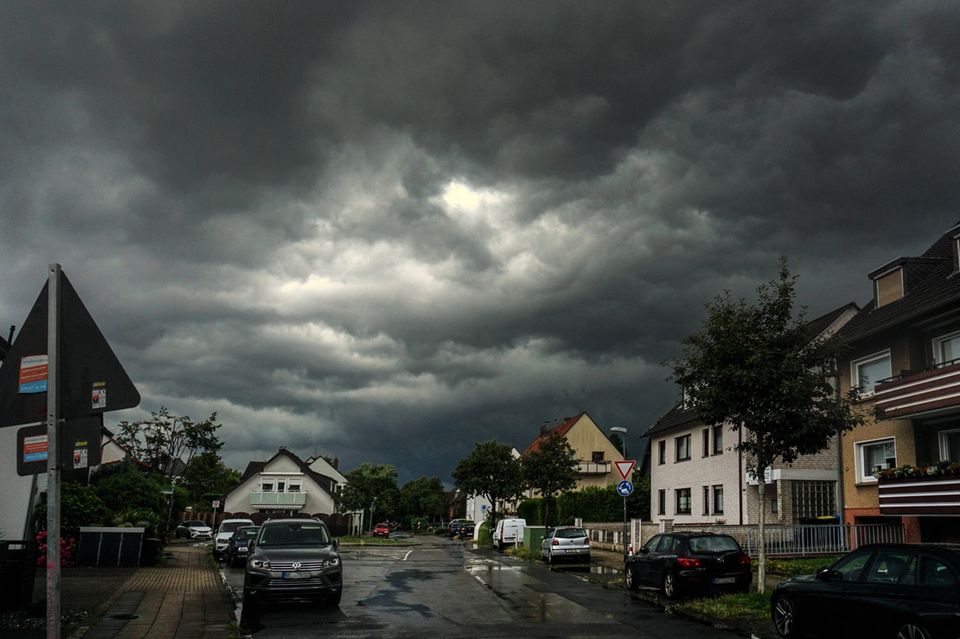 #1 Nordrhein-Westfalen Nordrhein-Westfalen war 2020 das Bundesland mit den höchsten Schäden durch Naturgefahren. Sie summierten sich laut GDV auf 422 Mio. Euro. 2019 hatte Nordrhein-Westfalen mit 348 Mio. Euro auf Rang zwei gelegen. Diese Platzierung wurde es 2020 bei der Schadenhäufigkeit (31,1). Gemessen an der Schadenhäufigkeit war das Saarland wie schon 2019 bundesweit die Nummer eins. Die geringsten Schadensummen gab es in Mecklenburg-Vorpommern (20 Mio. Euro) sowie in den Stadtstaaten Berlin (11 Mio. Euro) und Bremen (6 Mio. Euro). Die geringste Schadenhäufigkeit verzeichneten die Versicherer in Mecklenburg-Vorpommern (13,6), Brandenburg (12,1) und Berlin (3,4).