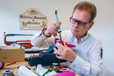 Michael Lenke beim Tüfteln in seinem Erfinderkeller. Der "Womanizer" brachte dem heute 71-Jährigen über 10 Millionen Euro ein.