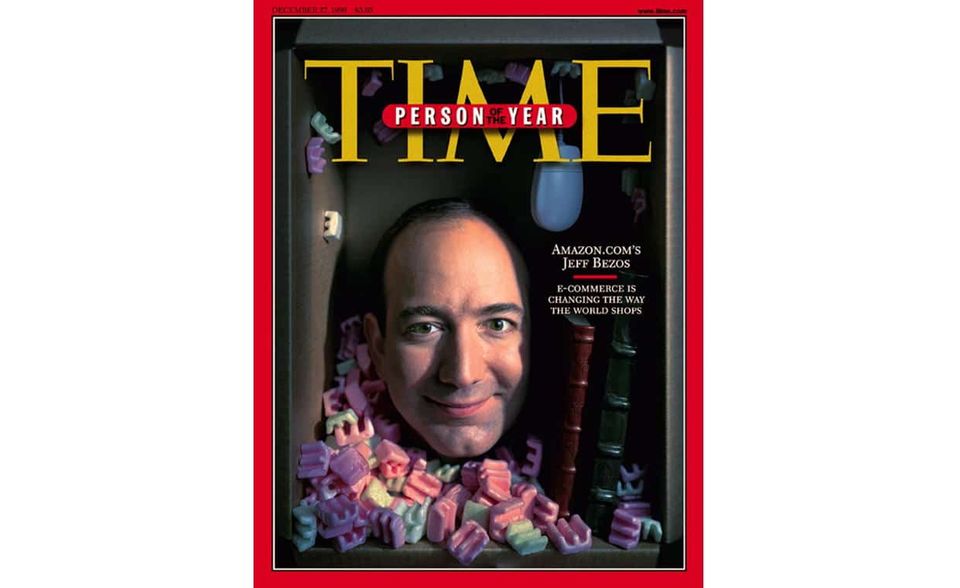 #5 Das Jahr 2000 war nur wenige Tage entfernt, da kürte das US-Magazin „Time“ Bezos zur „Person des Jahres“. Allerdings war das Wunderkind des E-Commerce nicht ohne Fehl und Tadel. 2002 geriet Amazon wegen stagnierender Einnahmen und zu hoher Ausgaben in Schieflage. Bezos riss das Ruder herum und lernte aus den Fehlern. Schon im Jahr darauf machte Amazon rund 400 Mio. Dollar Gewinn.