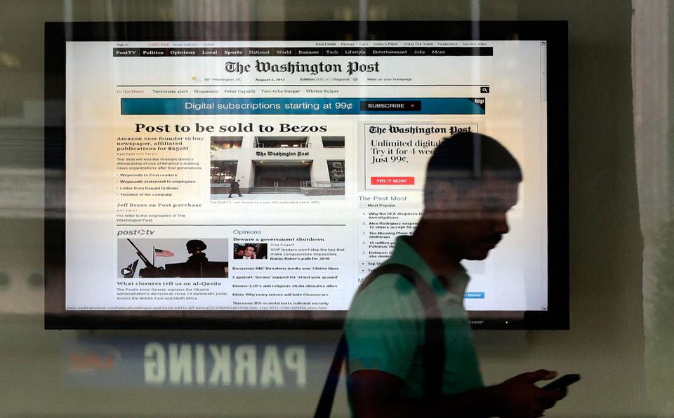 2013 übernahm Bezos die traditionsreiche Tageszeitung The Washington Post für 250 Mio. Dollar. Er versprach sich nicht ins Tagesgeschäft des liberalen Hauptstadtblattes einzumischen. Bezos machte sich damit aber auch zur Zielscheibe konservativer Amerikaner: Ex-Präsident Donald Trump wurde nicht müde, Bezos und die Post zu attackieren.