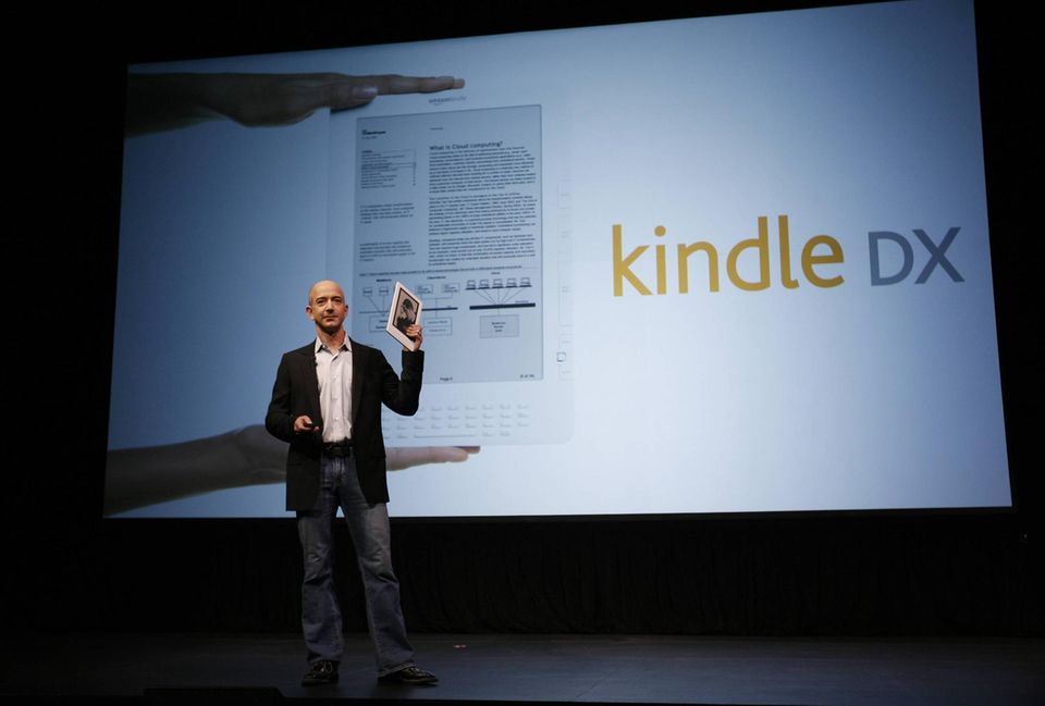 Mit der Zeit machte sich Amazon auch als Gerätehersteller einen Namen. 2012 stellte Bezos die zweite Generation des E-Book-Readers Kindle vor. 2015 folgte der Smart Speaker Amazon Echo, der eng mit dem internetbasierten Sprachassistenten Alexa verbunden ist.