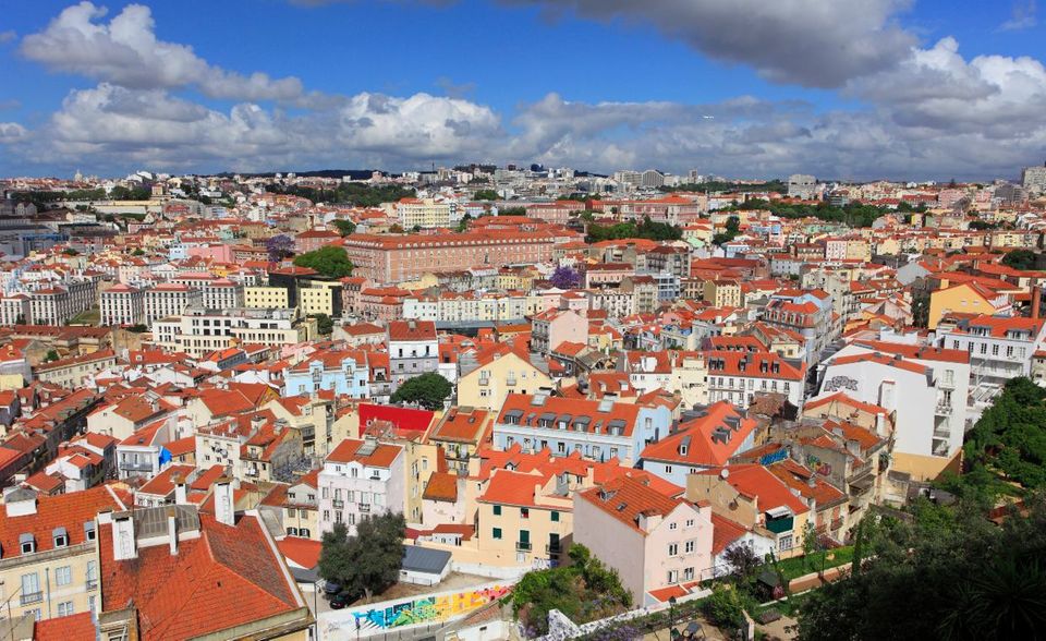 #10 Portugal Portugal konnte mit einem geringen Minus in der Rangliste von EY in die Top 10 aufsteigen. Die Berater zählten 154 Investitionsprojekte im Jahr 2020. 2019 waren es 158 gewesen. Portugal verbesserte sich damit um einen Platz und kam auf einen Marktanteil von drei Prozent.