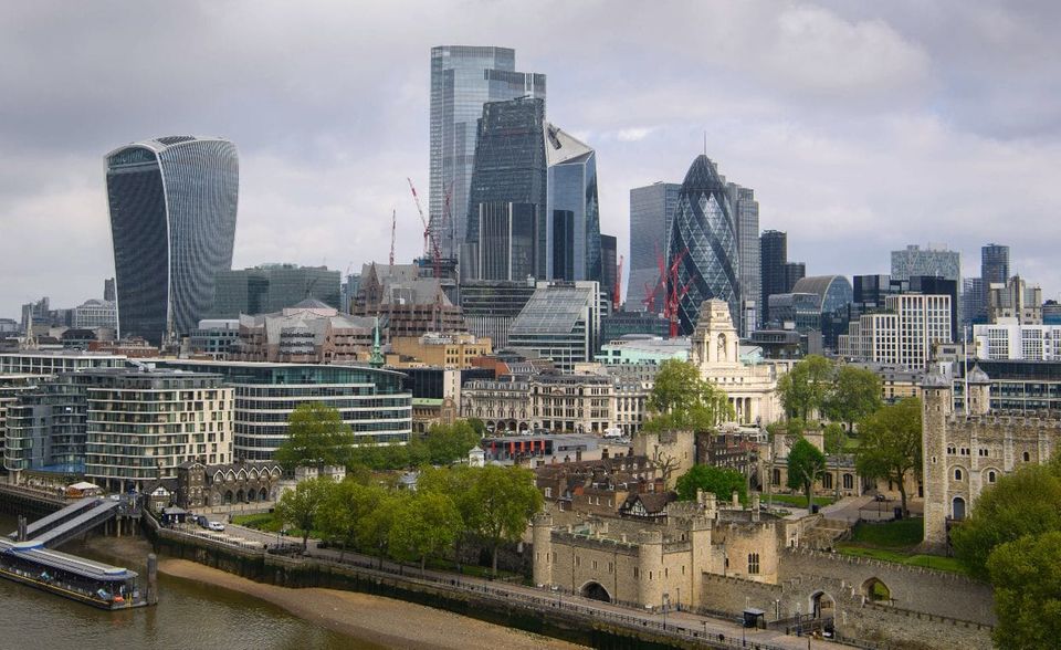 #2 Großbritannien Deutschland hat 2020 den Abstand zu den zwei führenden Investitionsstandorten in Europa verringert. Beide fielen im Krisenjahr unter die Marke von 1000 Projekten. Das Vereinigte Königreich verschlechterte sich um zwölf Prozent von 1109 auf 975 ausländische Investitionsprojekte. Der Marktanteil verringerte sich laut EY auf 17 Prozent.