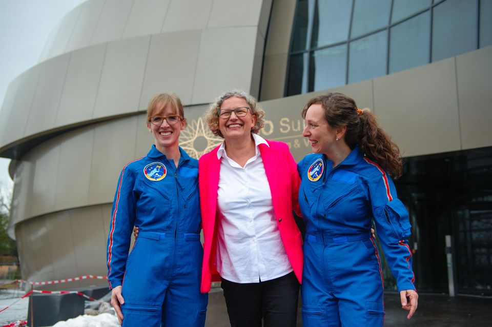 Astrophysikerin Suzanna Randall (r.) wurde von der Initiative "Die Astronautin" als Trainee für ein Ausbildungsprogramm nominiert und hat die Chance, als erste deutsche Frau ins All zu fliegen. Mit dabei die bereits im Training befindliche andere Trainee Insa Thiele-Eich (l.)
