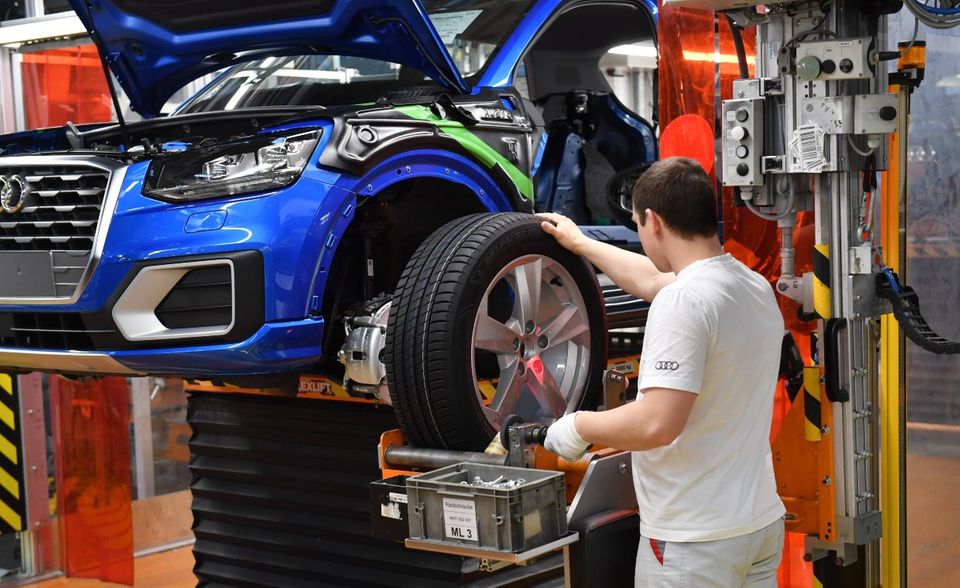 #2 Audi Die Audi AG war laut Trendence unter Fachkräften 2021 der beliebteste Autobauer-Arbeitgeber. Allerdings verlor Audi als einziges Top10-Unternehmen an Beliebtheit. Die Zustimmungswerte fielen deutlich von 9,2 auf 7,8 Prozent. Damit musste der Vorjahressieger 2021 mit Platz zwei vorlieb nehmen.