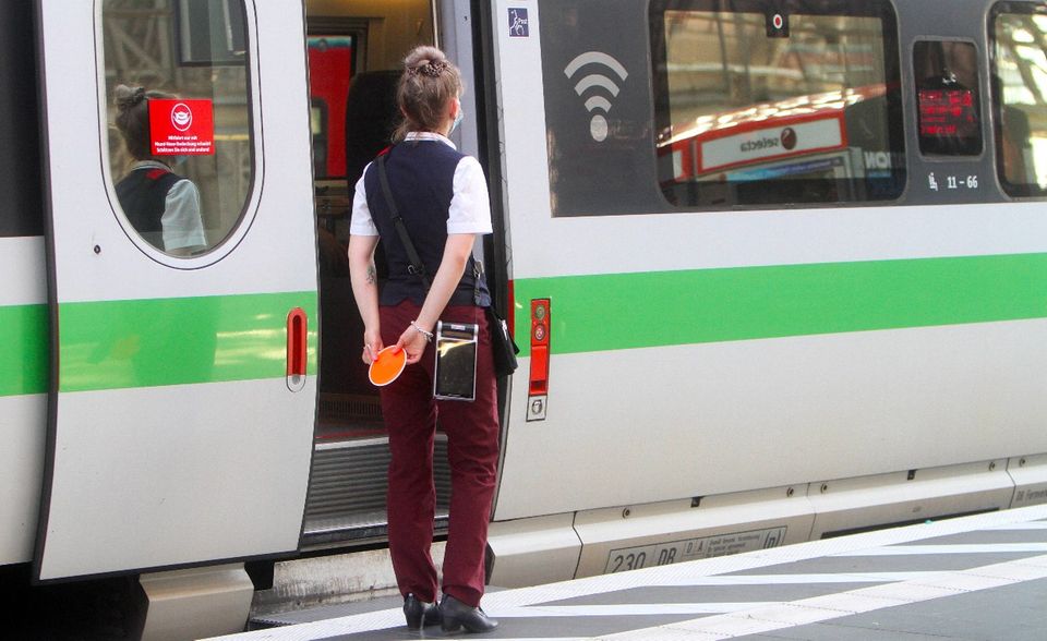 #7 Deutsche Bahn Neu in den Top 10 der beliebtesten Arbeitgeber vertreten ist auch die Deutsche Bahn. Sie verbesserte sich in der Erhebung um 0,4 Punkte auf 4,2 Prozent. Damit ging es von Platz 22 auf Rang sieben. Trendence erklärte den Schub mit der Einstellungsoffensive „Jobs für Deutschland“. Die habe der Bahn viel Aufmerksamkeit eingebracht.
