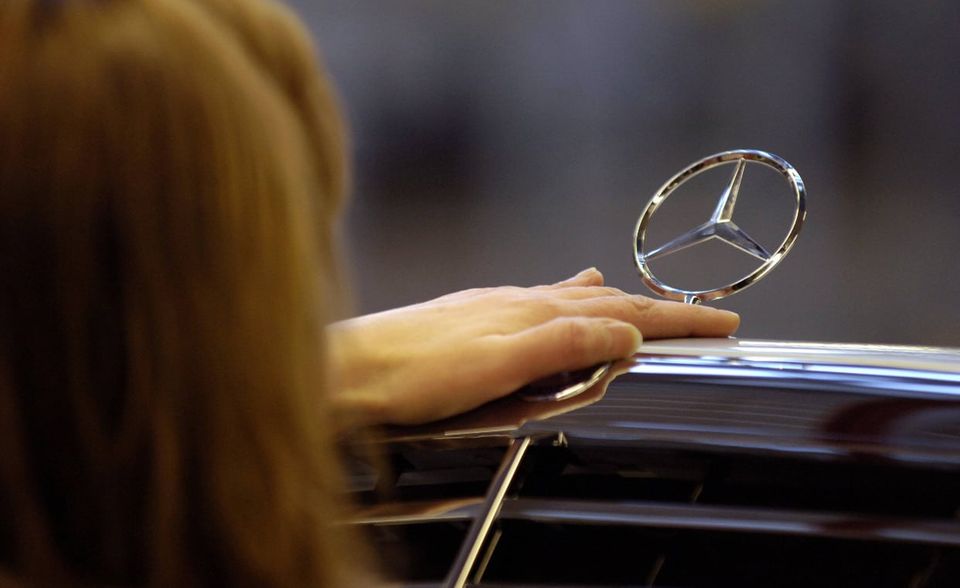 #5 Daimler/ Mercedes Benz Daimler und die Marke Mercedes-Benz sind ebenfalls in der Gunst von Fachkräften ohne Hochschulabschluss gestiegen. Der Autobauer erzielte eine Zustimmungsrate von 6,2 Prozent. Das waren 0,4 Prozentpunkte mehr als im Vorjahr. Daimler stieg damit vom neunten auf den fünften Platz.