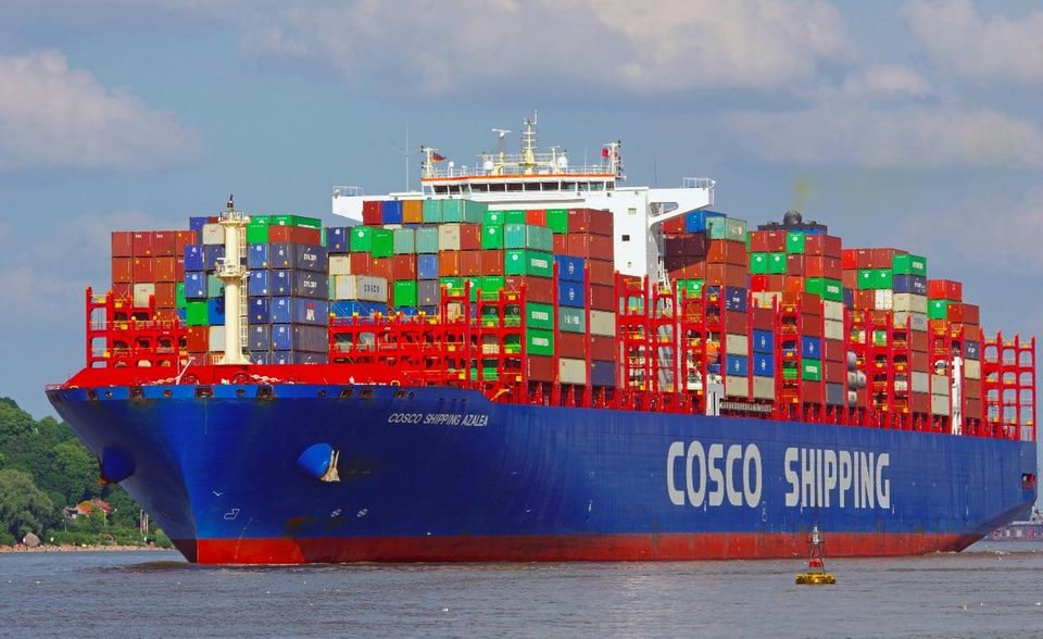 Der Boom der Containerschifffahrt hat die chinesische Reederei Cosco Shipping auf einen Höhenflug geschickt. Sie stieg im „Forbes“-Ranking von Platz 1133 auf Rang 409. Cosco hatte im Vorjahr noch beim Gewinn mit 13 Mio. US-Dollar im Minus gelegen. Der Wert lag nun bei 1,5 Mrd. US-Dollar, Platz 386 in dieser Kategorie. Der Marktwert stieg um mehr als das Fünffache auf 19,1 Mrd. US-Dollar. Umsatz (24,9 Mrd. US-Dollar) und Vermögenswerte (41,6 Mrd. US-Dollar) lagen leicht über dem Vorjahresniveau.