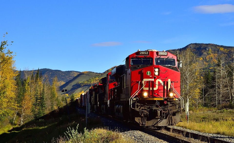 #5 Canadian National Railway Kanadas Eisenbahnbranche ist mit zwei Unternehmen in den Top 10 der größten Transportfirmen der Welt vertreten. Canadian National Railway verbesserte sich im Gesamtranking um 18 Plätze auf Rang 350. Umsatz (10,7 Mrd. US-Dollar), Gewinn (2,7 Mrd. US-Dollar) und Vermögenswerte (35,6 Mrd. US-Dollar) bewegten sich ungefähr auf dem Niveau des Rankings 2020. Der Marktwert der Eisenbahngesellschaft ist hingegen laut „Forbes“ binnen eines Jahres von 58,8 auf 84,5 Mrd. US-Dollar gestiegen. Kurz vor dem Stichtag der Analyse hatte Canadian National Railway dem Konkurrenten Canadian Pacific Railway die US-Eisenbahngesellschaft Kansas City Southern vor der Nase weggeschnappt.