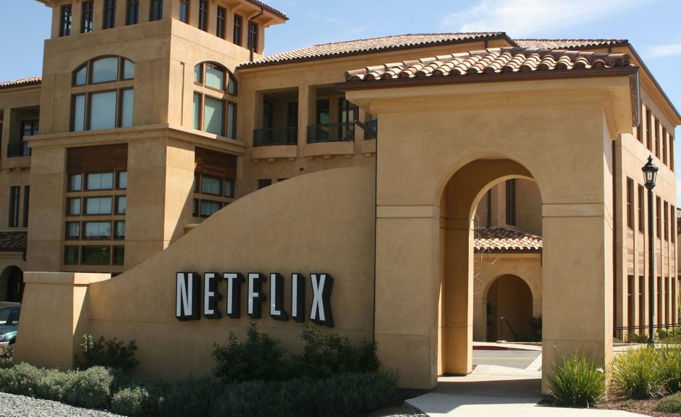 Alteingesessene Medienhäuser und Filmstudios wollen dorthin, wo Netflix bereits ist. Der einstige DVD-Briefversand ist vor anderthalb Jahrzehnten notgedrungen ins Streaminggeschäft eingestiegen. Der erzwungene Technologiewechsel hat dem Streamingdienst einen wertvollen Standortvorteil verschafft. Mittlerweile ist er fast zum Synonym für die Branche geworden, vergleichbar mit den Marken Tempo und Föhn. Netflix konnte während der Corona-Krise viele neue Abonnenten gewinnen. Der Umsatz stieg laut „Forbes“ von 21,4 auf 25,0 Mrd. US-Dollar, der Gewinn von 2,2 auf 2,8 Mrd. US-Dollar. Den größten Sprung nach oben machte auch Netflix beim Börsenwert (184,7 auf 242,1 Mrd. US-Dollar). Das US-Unternehmen verbesserte sich im Gesamtranking von Platz 284 auf Rang 219.