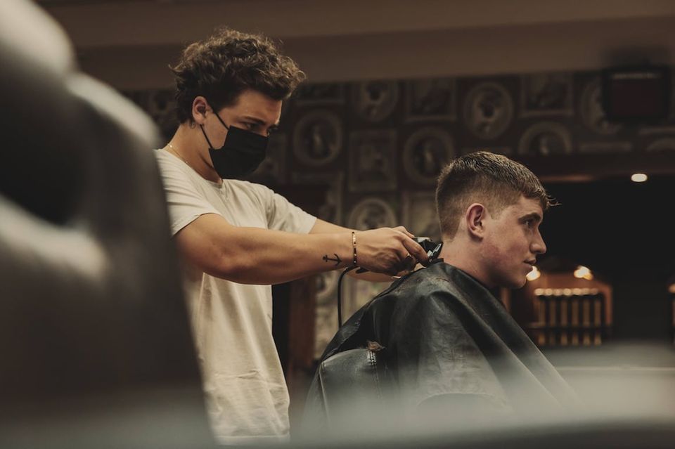 Unter anderem beim Friseurbesuch fällt vielen Verbrauchern auf, dass die Preise steigen