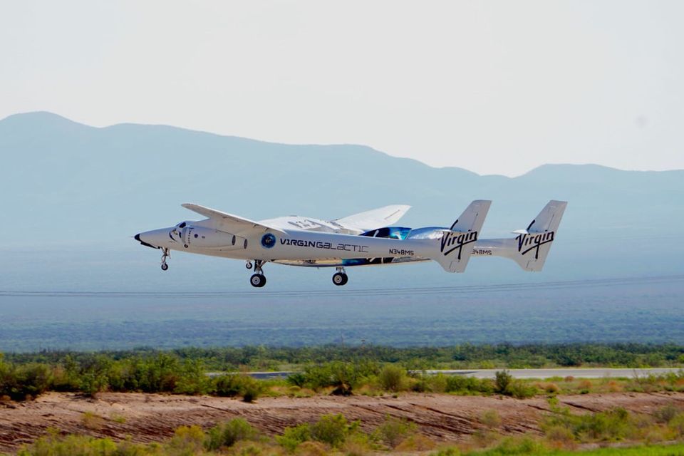 Das Raumschiff "VSS Unity" mit einem Mutterflugzeug beim Start in New Mexico am Sonntag