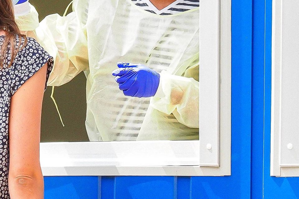 Schnelltest im Vorbeigehen. Corona-Testzentrum in Rostock