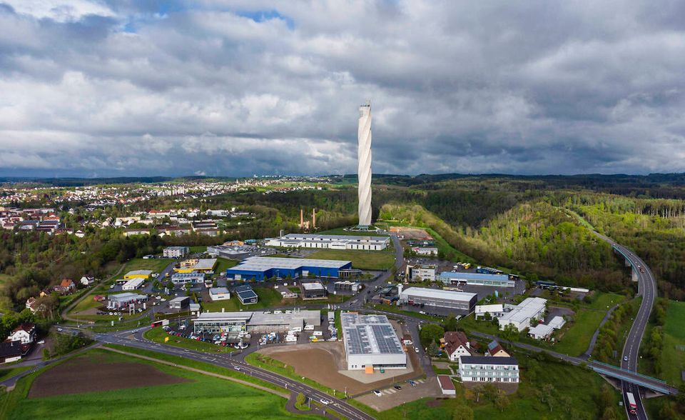 #2 TK Elevator Platz zwei im Investoren-Ranking von DDW ging an die TK Elevator GmbH aus Essen (8 Mrd. Euro). Die Private-Equity-Firmen Advent International aus den USA und Cinven aus dem Vereinigten Königreich hatten im Juli 2020 das Aufzuggeschäft der Thyssenkrupp AG übernommen. „Thyssenkrupp Elevator ist ein attraktives Investment mit starken, langfristigen Wachstumstreibern“, hieß es vom Konsortium. Der gekaufte Mittelständler sprach seinerseits von den richtigen Partnern, um die Gruppe als unabhängiges Unternehmen weiterzuentwickeln. TK Elevator aus Düsseldorf hat sich nach eigenen Angaben zu einem der weltweit führenden Unternehmen für Aufzugsysteme entwickelt.