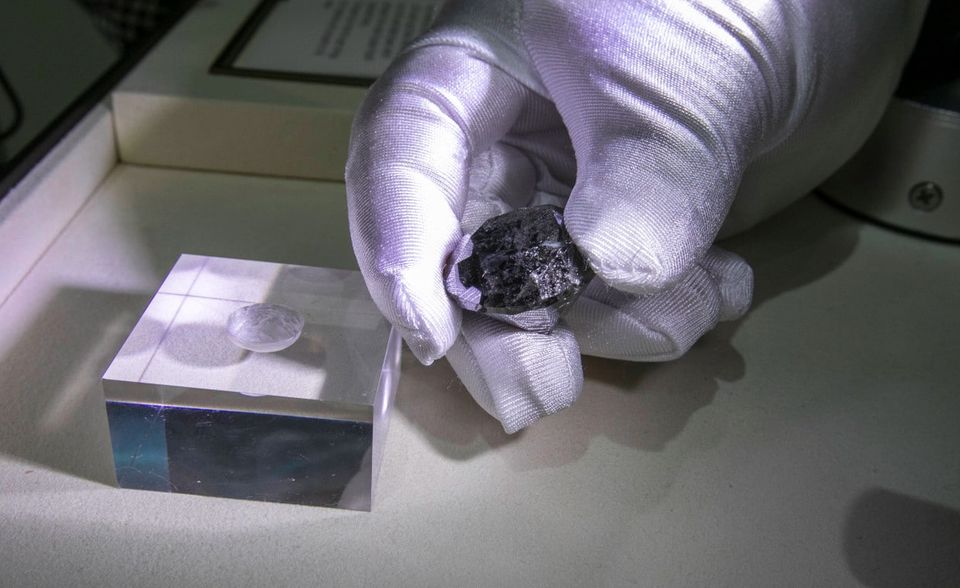 #6 Schmuck, farbige Diamanten & Münzen Schmuck, farbige Diamanten und Münzen teilten sich Platz sechs des Luxusgüter-Investoren-Rankings. Sie haben demnach während der Corona-Pandemie jeweils ein Prozent an Wert verloren. Ein Grund waren dem Bericht zufolge besonders bei Diamanten die Probleme beim Versand der wertvollen Steine in Corona-Zeiten. Die drei Kategorien bildeten bei dem Gewinn über zehn Jahre ebenfalls die Schlussgruppe. Am besten schnitten Münzen mit 72 Prozent ab, gefolgt von Schmuck mit 67 Prozent und farbigen Diamanten mit 39 Prozent.