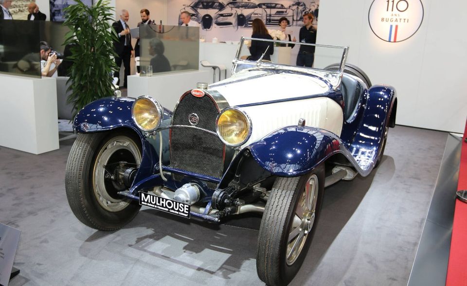 Leidenschaftliche Sammler treiben auch auf dem Oldtimer-Markt regelmäßig die Preise in die Höhe. Autos kamen mit plus sechs Prozent auf Platz drei der Rangliste. Über zehn Jahre betrachtet boten sie sogar einen Anstieg um 193 Prozent. Das war im Langzeit-Segment die zweithöchste Wertsteigerung. Für einen der höchsten Preise 2020 sorgte ein Bugatti Type 55, Baujahr 1932. Bonhams erzielte dafür im März 2020 ein Höchstgebot von 7,1 Millionen US-Dollar.