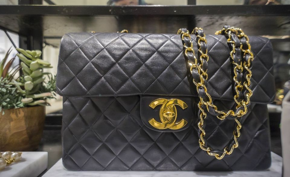 #1 Handtaschen Chanel und Louis Vuitton haben ihre während der Pandemie kräftig angehoben. Mehrere Preissteigerungen haben seit dem Frühjahr 2020 – gekoppelt mit knappen Warenbeständen – viele Kundinnen auf den Second-Hand-Markt getrieben. Dort gehen begehrte Handtaschen und Kleinlederwaren teils für ein Mehrfaches des Verkaufspreises weg, selbst, wenn sie aktuell in den Boutiquen sogar zu kaufen sind. Das Ranking verzeichnete denn auch für Handtaschen die größte Wertsteigerung binnen eines Jahres: 17 Prozent im vierten Quartal 2020. Auf lange Sicht betrachtet kamen Handtaschen immerhin auf Platz vier der zehn lukrativsten Anlageformen. Die Experten gingen davon aus, dass sich die begehrten Accessoires binnen einer Dekade im Wert mehr als verdoppeln (108 Prozent).