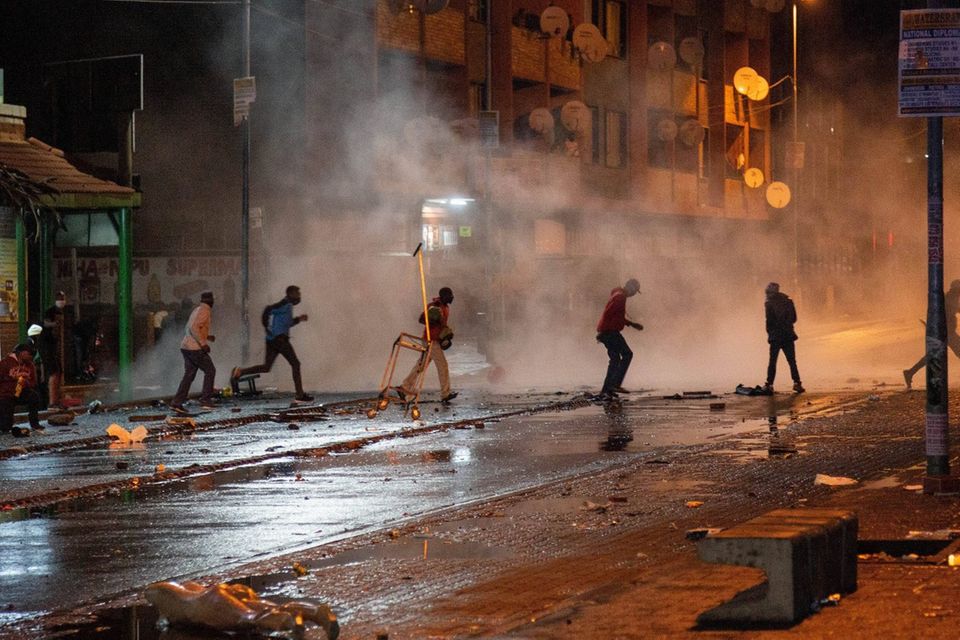 Krawalle in Südafrika: In zahlreichen Städten, wie hier in Johannesburg, werden Läden geplündert.