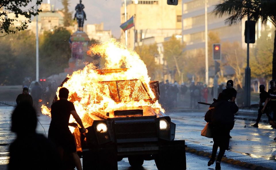 Seit dem Herbst 2019 protestieren viele Chilenen trotz harter Polizeigewalt für mehr soziale Gerechtigkeit. Die Reihe von Demonstrationen in der chilenischen Hauptstadt Santiago de Chile und anderen Städten des Landes gegen die soziale Ungleichheit reißt nicht ab. Ausgelöst wurden die Proteste durch Fahrpreiserhöhungen 30 Jahre nach Ende der Diktatur. Getragen von einer breiten Bevölkerung weiteten sie sich zu einer Bewegung für eine Verfassungsreform und für tiefgreifende Reformen des Wirtschafts- und Sozialsystems aus.