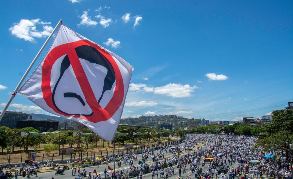 Ihren Höhepunkt fanden die Massendemonstrationen in Venezuela 2019, als Menschen wie hier im Bild zum Luftstützpunkt La Carlota strömten, damit die Streitkräfte die Grenzen für humanitäre Hilfe öffneten. Die Gegner der sozialistischen Regierung von Präsident Maduro scharten sich um Oppositionsführer Juan Guaidó, dessen aufgerufene Rebellion aber erstickt wurde. Das Regime in Caracas geht trotz Verhandlungen über eine politische Lösung weiter mit aller Härte gegen die Opposition vor. Sicherheitskräfte bedrängen die Familie und das Umfeld des legitimen Übergangspräsidenten Guaidó.