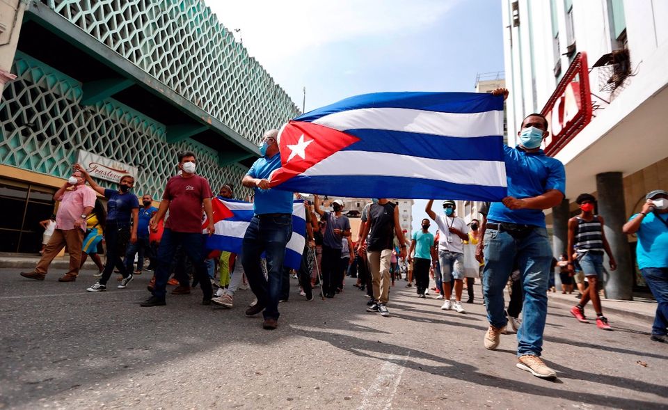 Eine Pro-Regierungs-Kundgebung in Havanna. Nach Protesten in Kuba hat die Regierung Zugeständnisse an die Demonstranten gemacht. Reisende dürfen Lebensmittel, Medikamente und Hygieneartikel künftig zollfrei einführen. Vergangenes Wochenende kam es in der Stadt San Antonio de los Banos zu einer seltenen Massenkundgebung gegen die „Diktatur“ und die schlimmste Wirtschaftskrise seit 30 Jahren. Strom und Lebensmittel sind knapp, die Touristen bleiben aus und damit die nötigen Devisen für Importe. Auch Hilfen aus Venezuela versiegen. 2020 forderte die Generalversammlung der UN ein Ende der Handels-, Wirtschafts- und Finanzblockaden der USA.