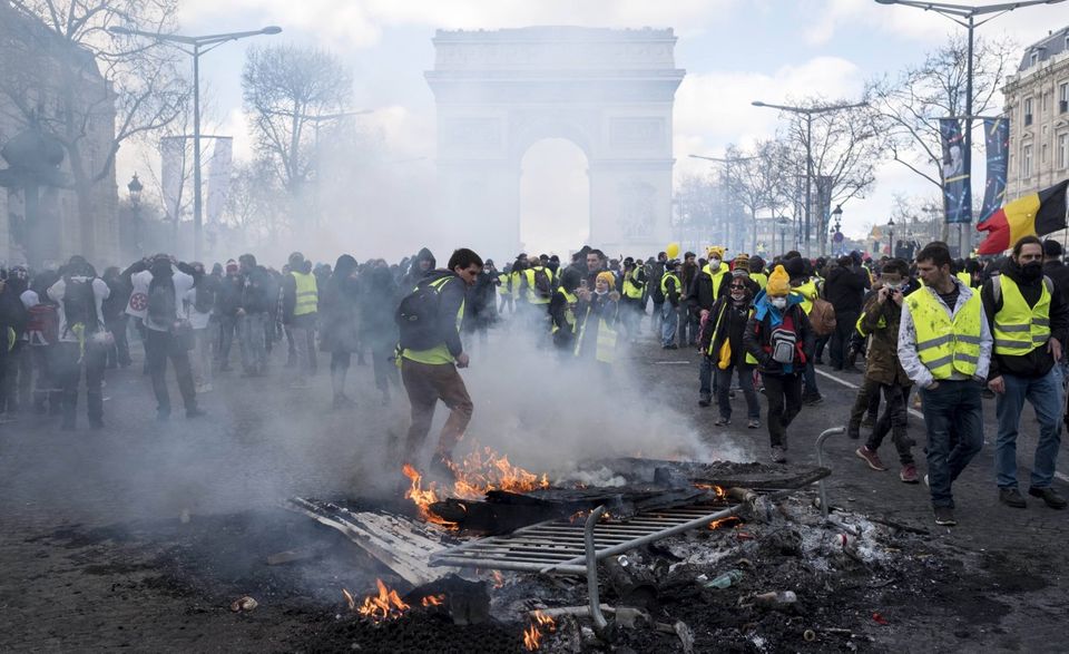 Die Bewegung war aus Wut über die Steuerpolitik von Staatspräsident Emmanuel Macron entstanden und uferte in teils gewalttätige Auseinandersetzungen aus, wie hier auf der Pariser Champs Elysée. Die Proteste der Gelbwesten 2019 haben der französischen Wirtschaft laut Minister Bruno Le Maire kurzfristig 200 Mio. Euro gekostet. Die Folgeeffekte auf den Konsum kosteten pro Jahresquartal bis zu 0,2 Prozentpunkte an Wachstum. Tatsächlich bescherte der Protest Frankreich ein unverhofftes Konjunkturprogramm: ein Ausgabenpaket von zehn Mrd. Euro, das Macron auflegte, um den Aufstand zu befrieden, erwies sich als Stütze für Europas zweitgrößte Volkswirtschaft.