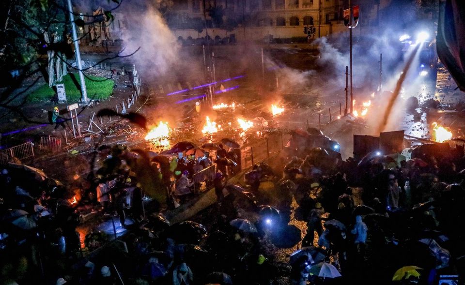 Tränengas, Wasserwerfer und Brandsätze. Die Proteste 2019 gelten als die umfangreichsten seit der 1989 blutig niedergeschlagenen Demokratiebewegung in Peking und die schwerste politische Krise der Stadt seit der Übergabe an die Volksrepublik China 1997. Zeitweise gingen in der chinesischen Sonderverwaltungszone über eine Million Menschen auf die Straße, um gegen die Aushöhlung des liberalen Rechtsystem durch die autoritäre Volksrepublik zu protestieren. Verhaftungswellen und ein neues Sicherheitsgesetz beendeten die offene Rebellion. Sie hat die Wirtschaft an den Rand der Rezession gebracht und 1,2 Prozent Verlust beschert.