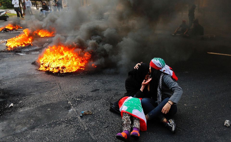 Der Libanon ist ein Paradebeispiel für die IWF-Definition eines Landes, in dem sich wegen schwacher Regierung und mangelnder politischer Gestaltungsfähigkeit der wirtschaftliche Schaden noch potenziert. Massenproteste 2019 entsprangen der Wut über miserable kommunale Versorgung und mündeten in offenem Aufruhr gegen neue Steuergesetze, das politische System und die Wirtschaftslage. Im August 2020 kam es zu einer schweren Explosion im Hafen von Beirut. Seit einem der strengsten Lockdowns der Welt im Februar wehren die Menschen sich wieder mit Demonstrationen, Sit-ins und gegen eine Inflation von 120 Prozent und steigende Benzinpreise.