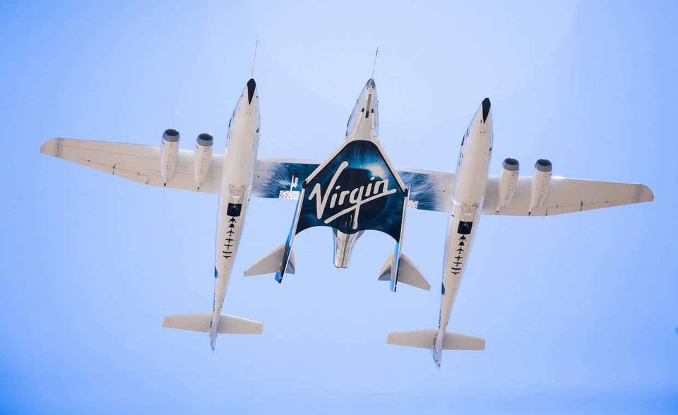 #3 Virgin Galactic Gründung Auch bei der Firmengründung hatte Branson ganz knapp die Nase vorn. Offiziell gilt zwar 2004 als Jahr der Firmengründung. Bezos hatte sein Raumfahrtunternehmen Blue Origin im Jahr 2000 gegründet. Die US-Weltraumbehörde Nasa datiert den Start von Virgin Galactic jedoch auf 1999. Damals hatte Branson laut „Space.com“ den neuen Raumfahrtableger seiner Virgin Group im Handelsregister eingetragen. Anlass war demnach die Ausschreibung des mit zehn Millionen US-Dollar dotierten Ansari X-Prize. Der wurde einer Nichtregierungsorganisation versprochen, die als erstes Menschen in einem wiederverwendbaren Raumschiff über die sogenannte Kármán-Linie transportiert. Sie verläuft 100 Kilometer über dem Meeresspiegel und soll reguläre Luftfahrt von Raumfahrt unterscheiden. Der Gewinner dieses ersten Space-Wettrennens wurde zum Vorbild für Branson und Bezos – denn auch er ist einer der reichsten Menschen der Welt.