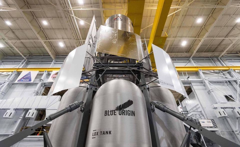 Bezos' Ehrgeiz endet aber nicht bei einigen Minuten Schwerelosigkeit. Blue Origin ist dezidiert als Raumfahrtunternehmen aufgestellt. Bezos wird mit der für suborbitalen Weltraumtourismus entwickelten Trägerrakete New Shepard abheben. Daneben entwickelt Blue Origin noch die Schwerlast-Trägerrakete New Glenn und das Mondlandegerät Blue Moon. Mit beiden Produkten will Bezos in Konkurrenz zu SpaceX von Elon Musk treten. Allerdings hat der Tesla- und PayPal-Mitgründer bislang klar die Nase vorn.