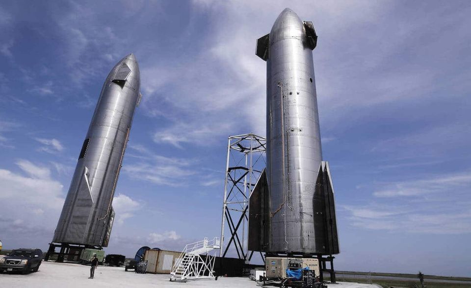 #9 SpaceX Was vor einigen Jahren noch undenkbar schien, ist mit SpaceX Realität geworden. Ein privater Anbieter bringt Astronauten und Proviant in die Erdumlaufbahn und spielt damit nach dem Aus des Space-Shuttle-Programms der Nasa eine entscheidende Rolle für den Fortbestand der Internationalen Raumstation ISS. Die ist für Musk aber lediglich eine Zwischenstation. Im April 2021 wählte die Nasa sein Unternehmen aus, um Astronauten zurück auf den Mond zu befördern. Der Auftrag hat ein Volumen von 2,9 Milliarden Dollar. Hier gab sich Bezos nicht mit der Rolle als guter Verlierer zufrieden. Blue Origin hatte sich ebenfalls für das lukrative Projekt beworben und hat Beschwerde gegen seine Niederlage eingelegt. Da passte es irgendwie, dass Musk es sich nicht nehmen ließ, Branson unmittelbar vor dessen Sieg über Bezos persönlich einen Besuch abzustatten. „Toll, mit einem Freund in den Morgen zu starten“, schrieb der Brite auf Instagram zu einem Foto mit Überraschungsgast Musk.