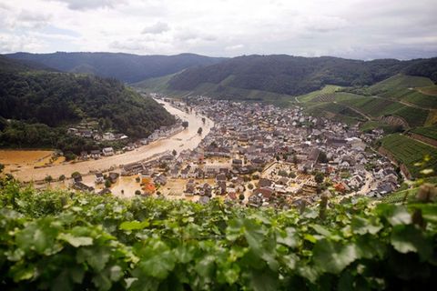 Starker Regen hat im Westen Deutschlands zu massiven Überschwemmungen wie hier in der Eifel geführt