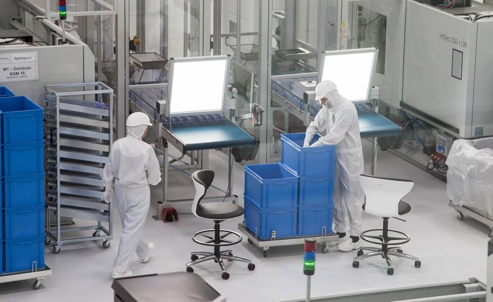 #9 B. Braun Melsungen Produkte von B. Braun Melsungen waren während der Corona-Pandemie gefragt. Die größere Sichtbarkeit hat möglicherweise mit dazugeführt, dass das Pharma- und Medizinbedarfs-Unternehmen ebenfalls neu in den Top 10 des Randstadt-Rankings für Deutschland vertreten war. Finanzielle Stabilität war auch hier bei Interessenten das Hauptargument. Sie würdigten B. Braun Melsungen daneben für Arbeitsplatzsicherheit und den guten Ruf.