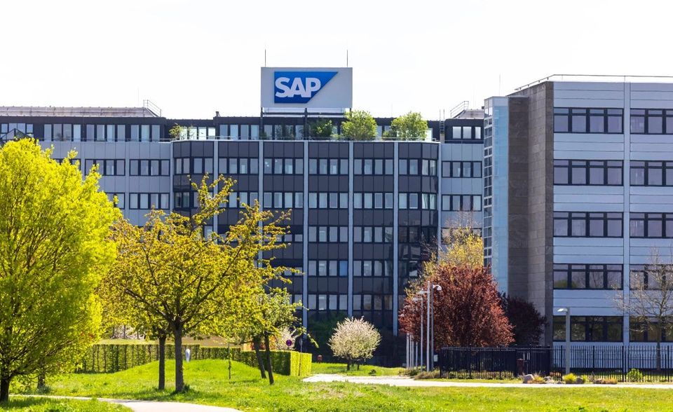 SAP ist 2021 in die Top 10 der beliebtesten Arbeitgeber von Randstad aufgestiegen. Der Softwarehersteller überzeugte potentielle Kandidaten in erster Linie durch finanzielle Stabilität. Karrieremöglichkeiten und der sehr gute Ruf des Branchenführers halfen zusätzlich beim Aufstieg in die Spitzengruppe.