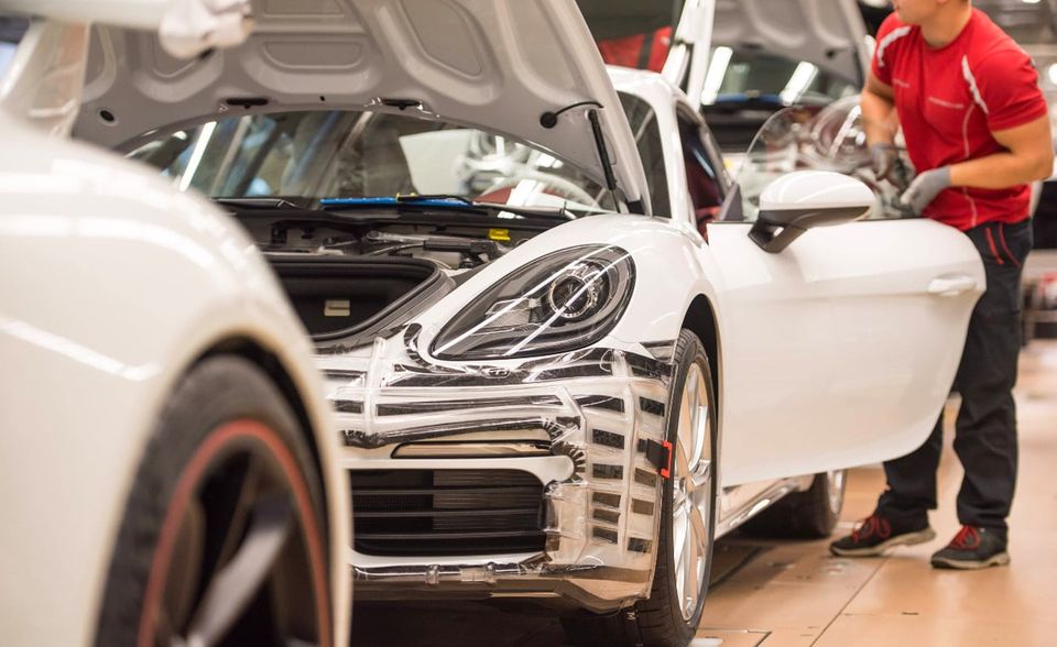 Porsche verbesserte sich im Vergleich zum Vorjahr um zwei Plätze und kam auf Rang acht. Der Autobauer punktete wie die Vorläufer in erster Linie mit finanzieller Stabilität. Es folgten „attraktives Gehalt und Sozialleistungen“ sowie der gute Ruf.