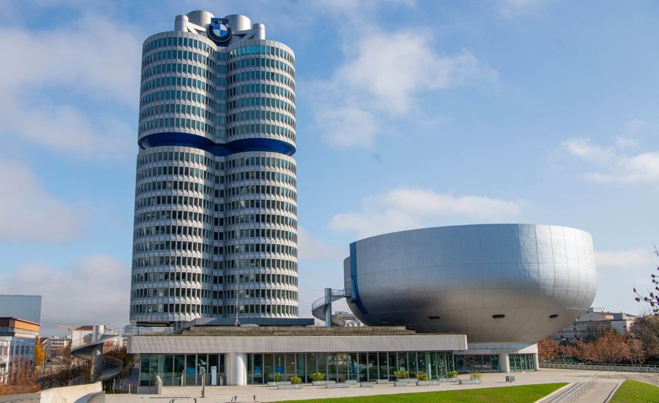 #1 BMW BMW wurde von Randstad zum beliebtesten Arbeitgeber Deutschlands 2021 gekürt. Damit ist dem Münchner Autobauer während der Pandemie ein Comeback gelungen. Er hatte es in der Vergangenheit regelmäßig in die Top 3 des Randstad-Rankings geschafft. 2019 und 2020 aber musste BMW in den Top 10 mit hinteren Plätzen Vorlieb nehmen. 2021 aber gelang der Sprung vom fünften auf den ersten Platz. Für BMW sprachen nach Ansicht der Befragten die finanzielle Stabilität, attraktives Gehalt und Sozialleistungen sowie der sehr gute Ruf. Für andere Firmen aus der Transport- und Mobilitätsbranche sah es in der Pandemie sehr viel schlechter aus. Airbus und Lufthansa fielen aus den Top 10 der besten Arbeitgeber von Randstad.