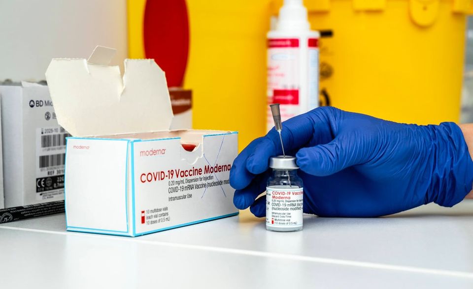 #3 Moderna Das drittwichtigste Vakzin im Mix von Spahn stammt laut RND von Moderna. Der zugelassene mRNA-Impfstoff soll demnach 2022 mit 31,8 Millionen Dosen zur Verfügung stehen. Spikevax, so der offizielle Markenname, erhielt Anfang Januar 2021 als einer der ersten Impfstoffe eine bedingte Zulassung in der EU. Bei der neuartigen Technologie wird ein Bauplan für ein Merkmal des Coronavirus in die Zellen eingeschleust. Auf diese Weise soll der Körper gezielt Antikörper gegen das SARS-CoV-2-Virus bilden können. Dem Impfstoff des US-Herstellers wurde nach beiden Impfungen eine Wirksamkeit von rund 95 Prozent bescheinigt. Die Ständige Impfkommission (Stiko) empfiehlt ihn derzeit für Menschen ab 18 Jahren.