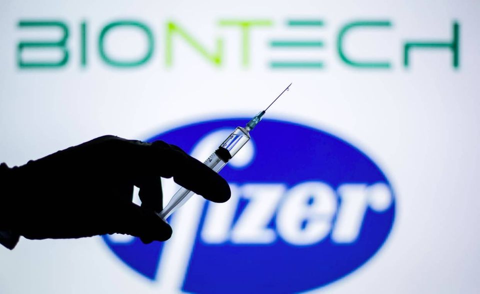 #1 Biontech/Pfizer Impfstoff Nummer eins in Deutschland wird 2022 aber der hierzulande entwickelte Impfstoff von Biontech bleiben. 84,4 Millionen Dosen sollen laut RND zur Verfügung stehen. Dies entspreche Deutschlands Anteil an einer EU-Bestellung bei dem deutschen Pharmahersteller und dessen US-Partner Pfizer. Damit könnte theoretisch nahezu jeder Deutsche eine einmalige Dosis, zum Beispiel als Auffrischung, erhalten. Die Europäische Kommission hatte im April 2021 mit ihrem Biontech-Deal für Aufsehen gesorgt. Sie sicherte sich bis 2023 rund 1,8 Milliarden Dosen des begehrten Vakzins namens Comirnaty. Das ist auch deshalb so wichtig, weil das Präparat seit Juni 2021 von der EMA für Personen ab zwölf Jahren zugelassen ist. Die Stiko empfiehlt bislang (Stand Juli) die Biontech-Impfung erst für Kinder und Jugendliche der Altersgruppe, die bestimmte Vorerkrankungen haben oder bei denen sich Personen im Umfeld nicht selbst schützen können, zum Beispiel jüngere Geschwister oder Schwangere. Auch Jugendliche mit höherem Risiko am Arbeitsplatz fallen unter die Stiko-Empfehlung.