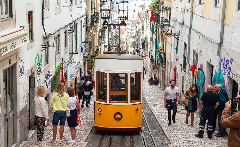 Für YouGovs „Travel & Tourism Report“ wurden den Angaben zufolge im Mai 2021 26.201 Erwachsene in 25 Ländern befragt. Die Ergebnisse sind laut den Marktforschern repräsentativ für die jeweiligen Märkte. Die Teilnehmer wurden unter anderem gefragt, welches Ziel sie für ihre nächste Flugreise ins Auge fassen. Mehrfachnennungen waren möglich. 16 Prozent der deutschen Befragten entschieden sich jeweils für Portugal und Dänemark. Die Länder landeten damit auf Platz neun der beliebtesten Reiseziele im Ausland. Deutlich beliebter war Portugal als Reiseziel in Frankreich. Dort kam es mit 28 Prozent auf Platz drei der beliebtesten Urlaubsländer. Bei den Briten war es Rang vier (29 Prozent). Unser Nachbar Dänemark konnte sich hingegen in beiden Ländern nicht in den Top 10 platzieren.