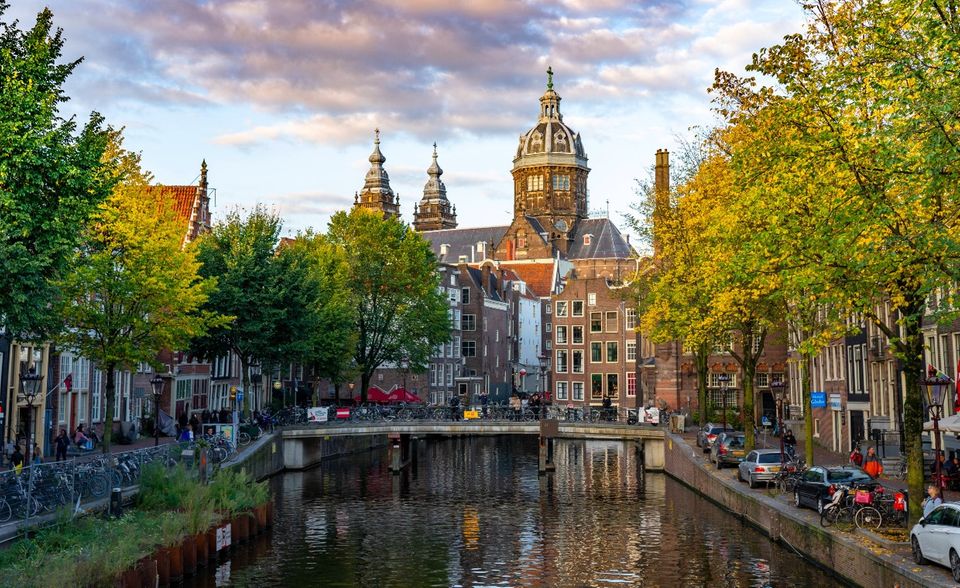 #5 Niederlande Die Niederlande haben hingegen für die Deutschen etwas an Attraktivität als Urlaubsland eingebüßt beziehungsweise konnten nicht so stark wie andere Märkte von der gestiegenen Reiselust profitieren. 20 Prozent der Umfrageteilnehmer gaben im Mai an, dieses Nachbarland als internationales Urlaubsziel in Erwägung zu ziehen. Das bedeutete Platz fünf. Im September 2020 hatten die Niederlande noch Platz zwei belegt.